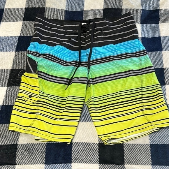 MENS billabong sz 32 board shorts - Picture 1 of 4